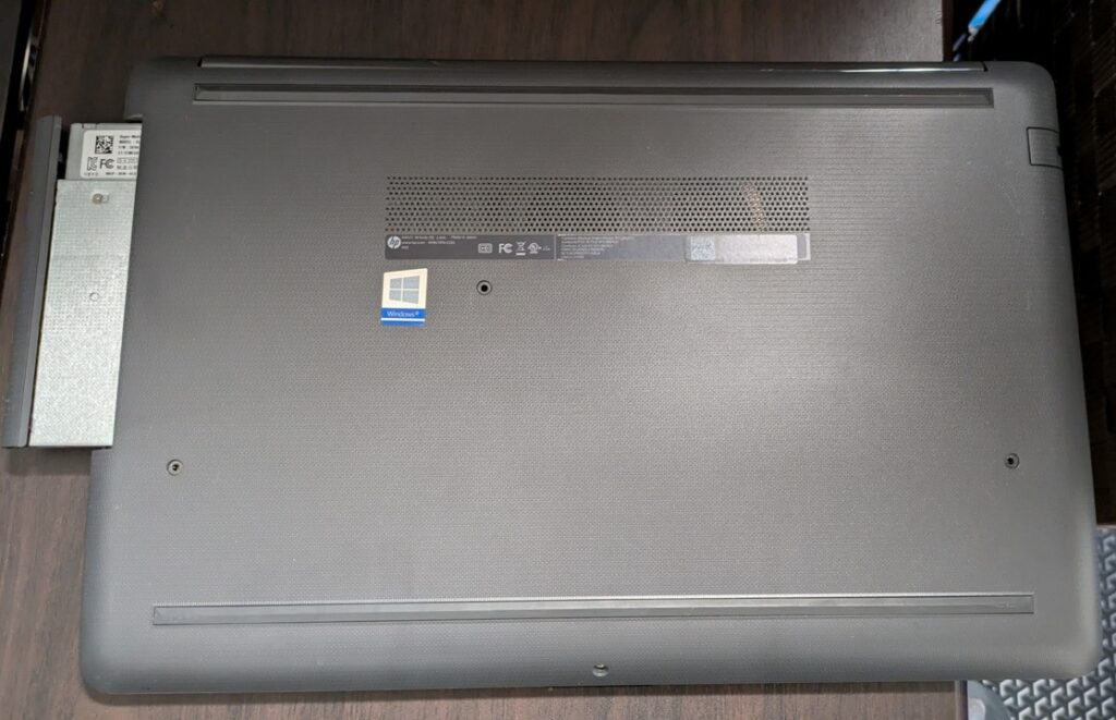 DVDドライブの取り外し